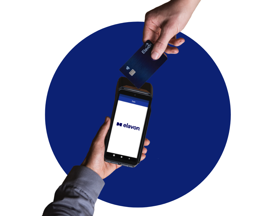 Nahaufnahme einer kontaktlosen Kartenzahlung mit einer blauen Kreditkarte und einem mobilen Zahlungsterminal mit dem Elavon-Logo.