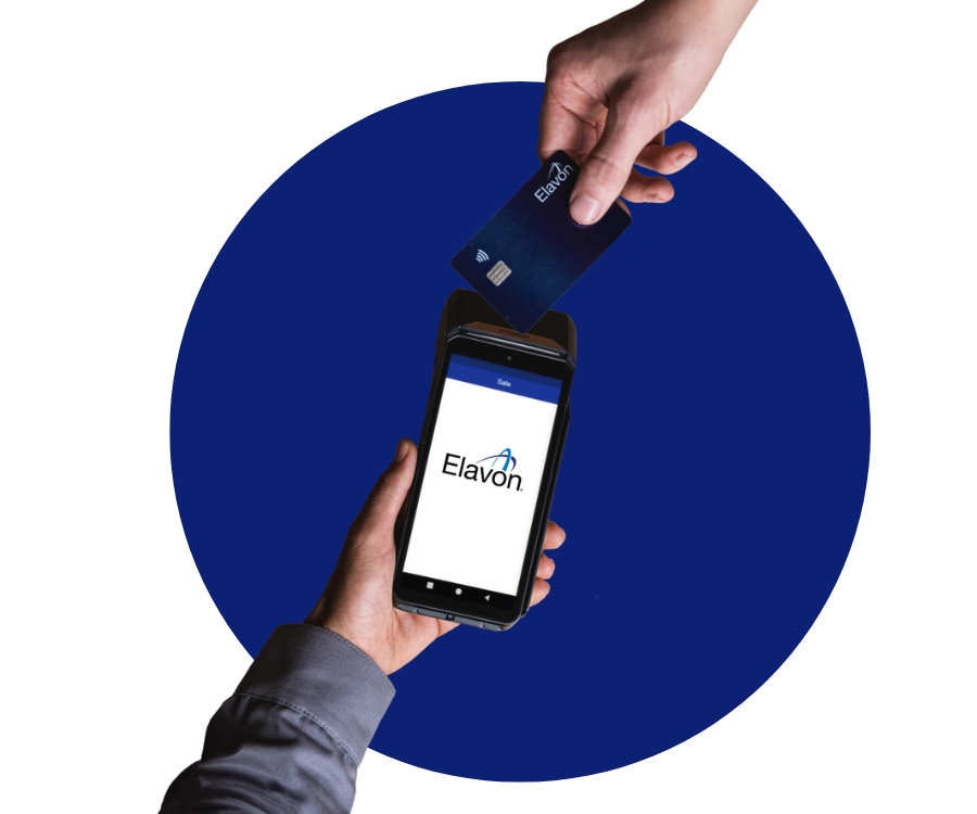 Nahaufnahme einer kontaktlosen Kartenzahlung mit einer blauen Kreditkarte und einem mobilen Zahlungsterminal mit dem Elavon-Logo.