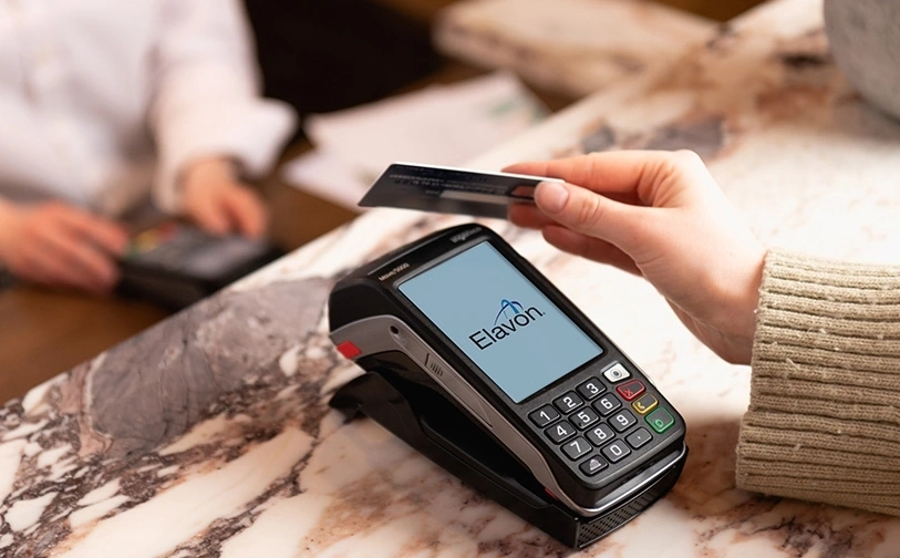 Tetra-Move-Zahlungsterminal prominent dargestellt – hebt Elavons moderne und mobile Kartenakzeptanzlösung hervor.